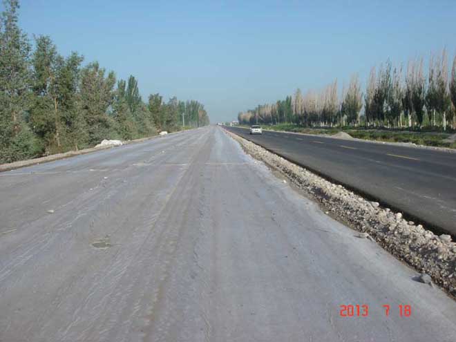 阿克蘇至農(nóng)一師八團(tuán)公路，水紋層養(yǎng)護(hù)工程